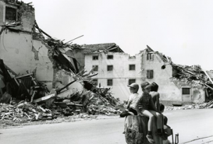 1976. Frûts che a vuardin a ce che sarà e fruts che a tornin in vide. Feminis a mense intun cjamp di tendis daspò dal orcolat