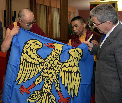 Tenzin Gyatso, e Pietro Fontanini (President de Provincie di Udin). Foto F-V.J.-ARC